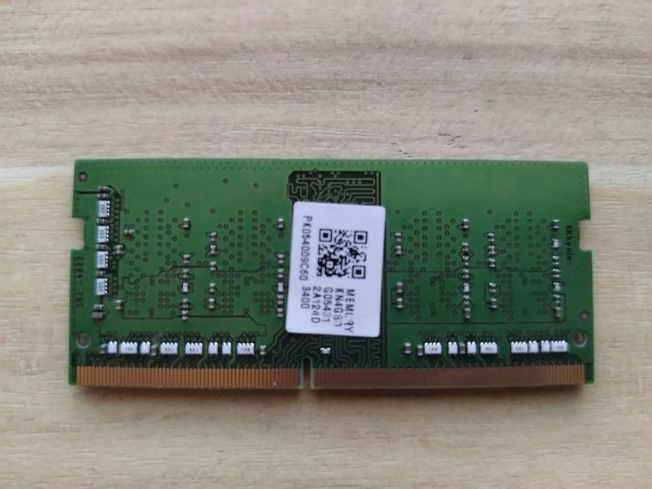 2×4GB DDR4 SO-DIMM (2400 MHz + 3200 MHz) — отличное состояние