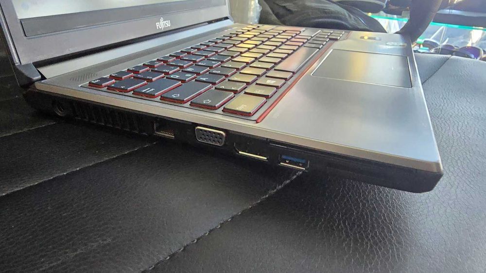 Лаптоп Fujitsu Lifebook E734, 13.3", i7-4610M, 8GB RAM, 256GB HDD
