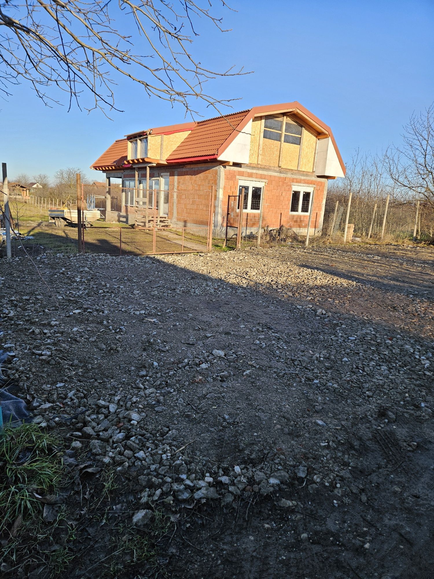 Vand sau schimb casa la rosu P+M cu teren 2000 mp imprjmuit