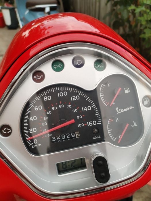 Scuter Piaggio Vespa 300 gts super sport  și Ape 703