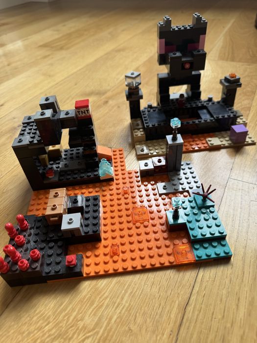 Продавам 8 оригинални LEGO Minecraft комплекта