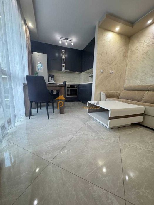 Продава се Тристаен апартамент в Пловдив, Христо Смирненски - 90 кв.м за 2000 €/кв.м - Снимка #2