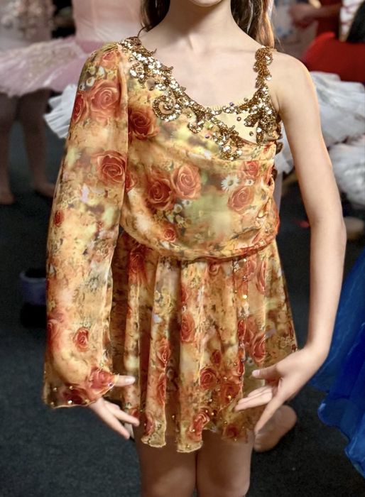 Costum de balet dans liric contemporan