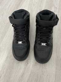 Vand adidasi AIR FORCE 1 MID 07 culoare Negru in perfecta stare