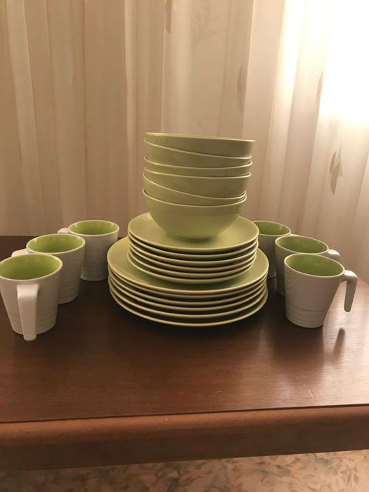 Продам столовый набор новый