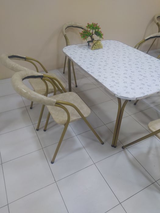 Стол стулья в новом состоянии