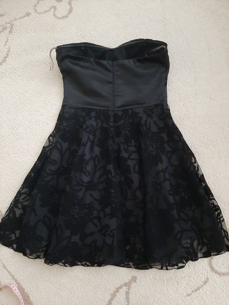 Черна рокля за повод