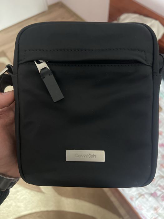 Calvin Klein чантичка за през рамо