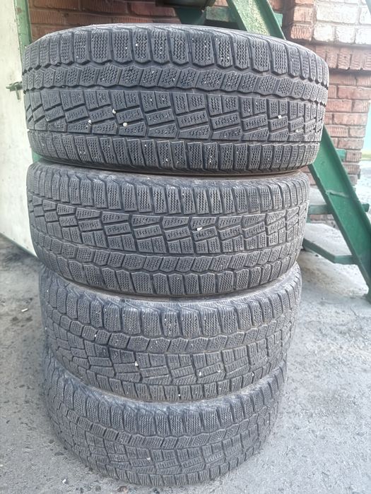 Резина зимняя  215/55/17