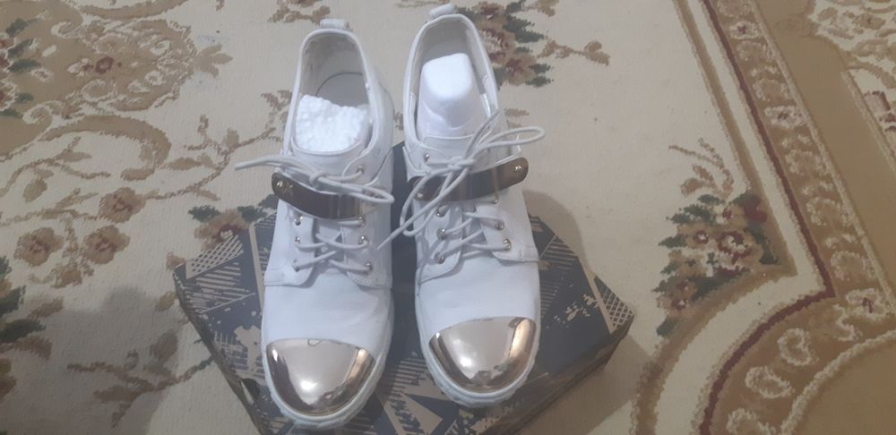 Кроссовки женские