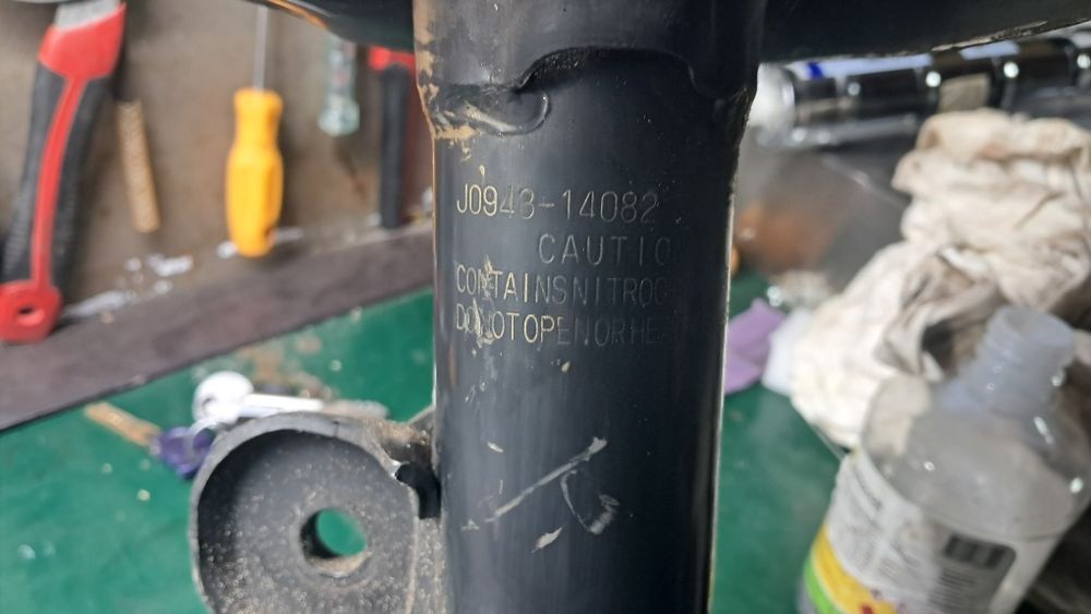 Передний амортизатор Тойота эстима  2008