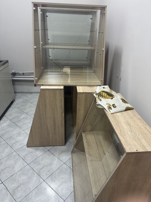Витрина со стеклянными полками