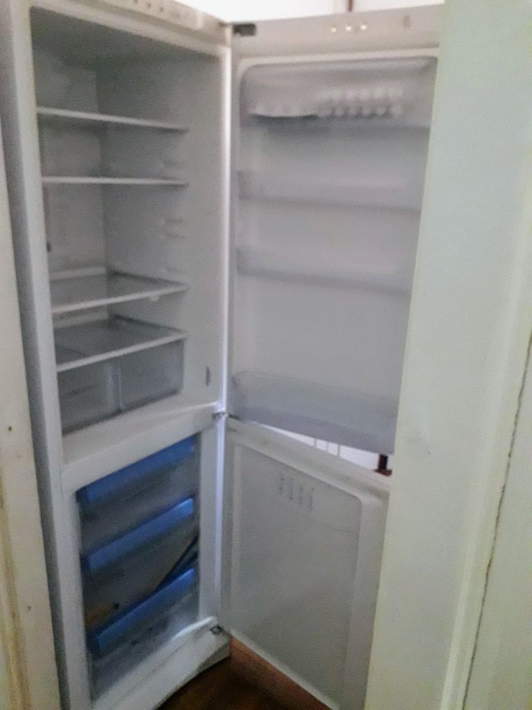 Vând combină frigorifică Indesit