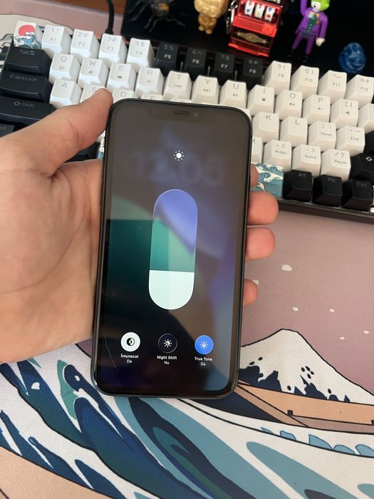 Vand iPhone 11 negru