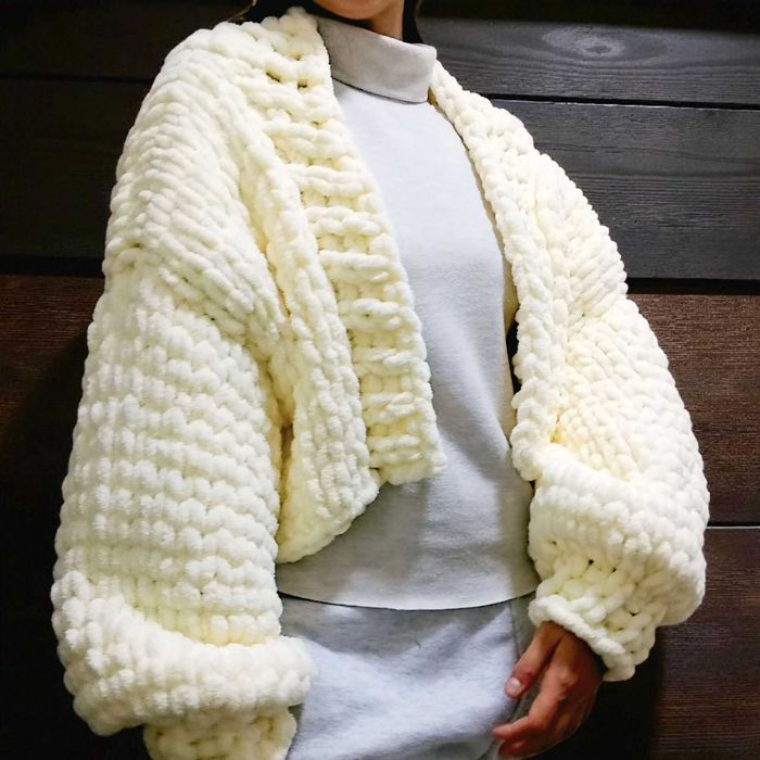 Ръчно плетена жилетка в цвят екрю