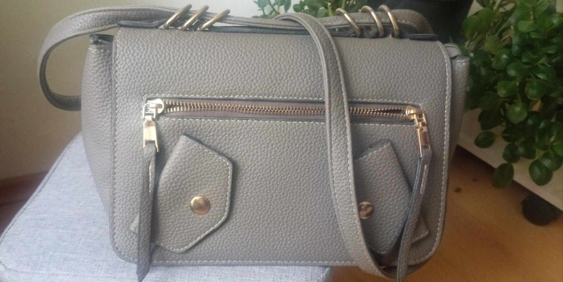 Дамска чанта с регулируема дръжка