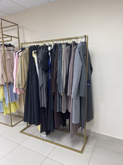 Продам ресепшен витрину стойки манекены