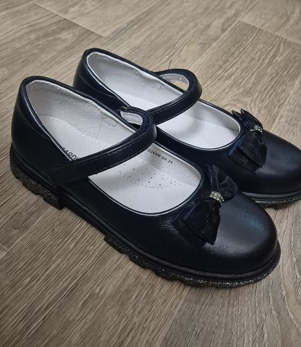 Туфли на девочку.