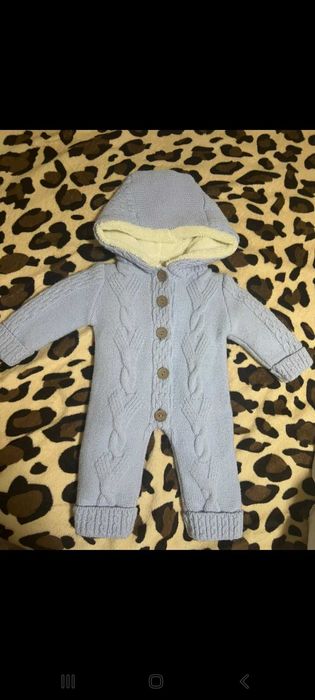 Vand combinezon bebe cu blanita la interior, tricotata in exterior