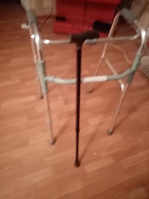 Ходунки и трость в хорошем состоянии