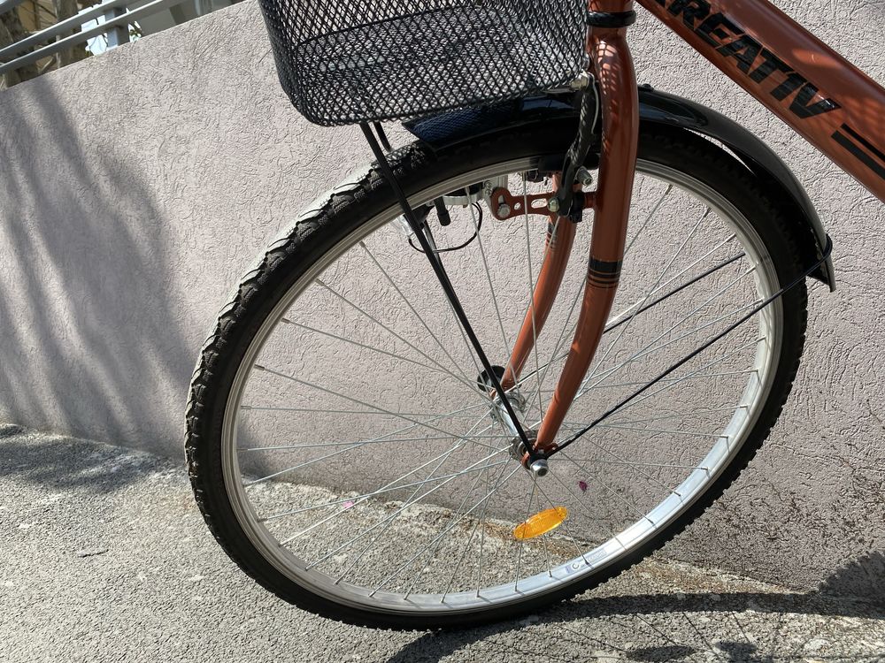 Bicicleta de oras cu cosulet si portbagaj, aproape noua