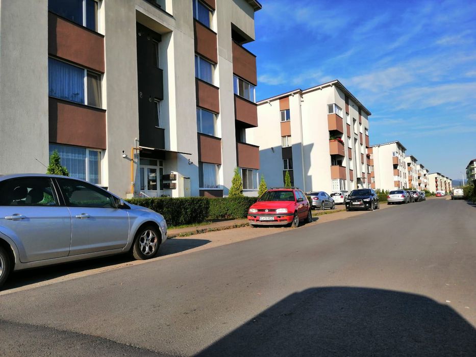Închiriez apartament 2 camere cu parcare proprie ,zoba Eroilor .