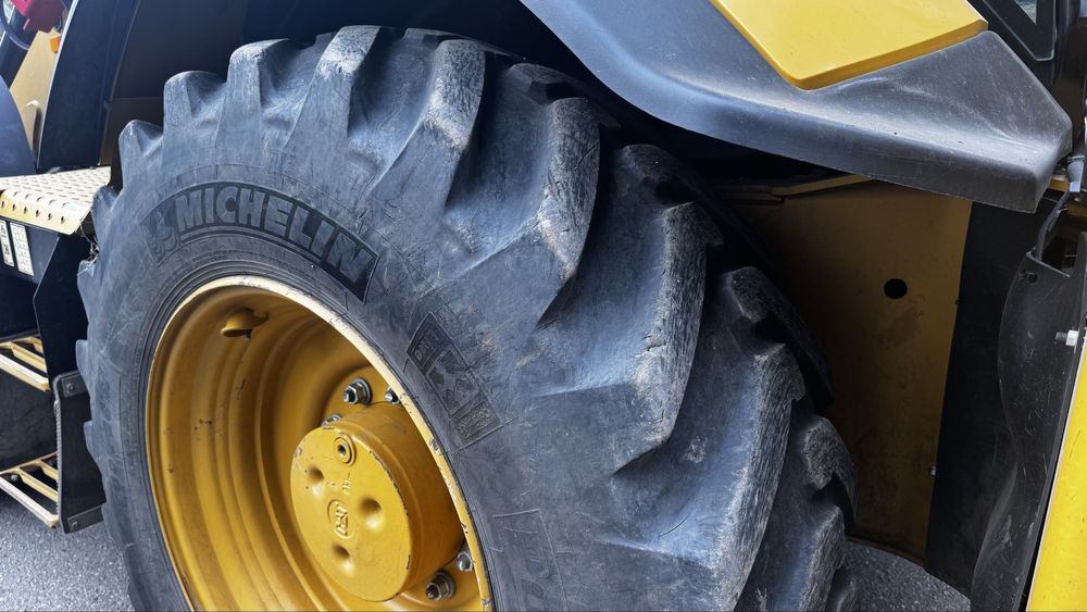 Buldoexcavator caterpillar, buldo cat 444f2, roti egale