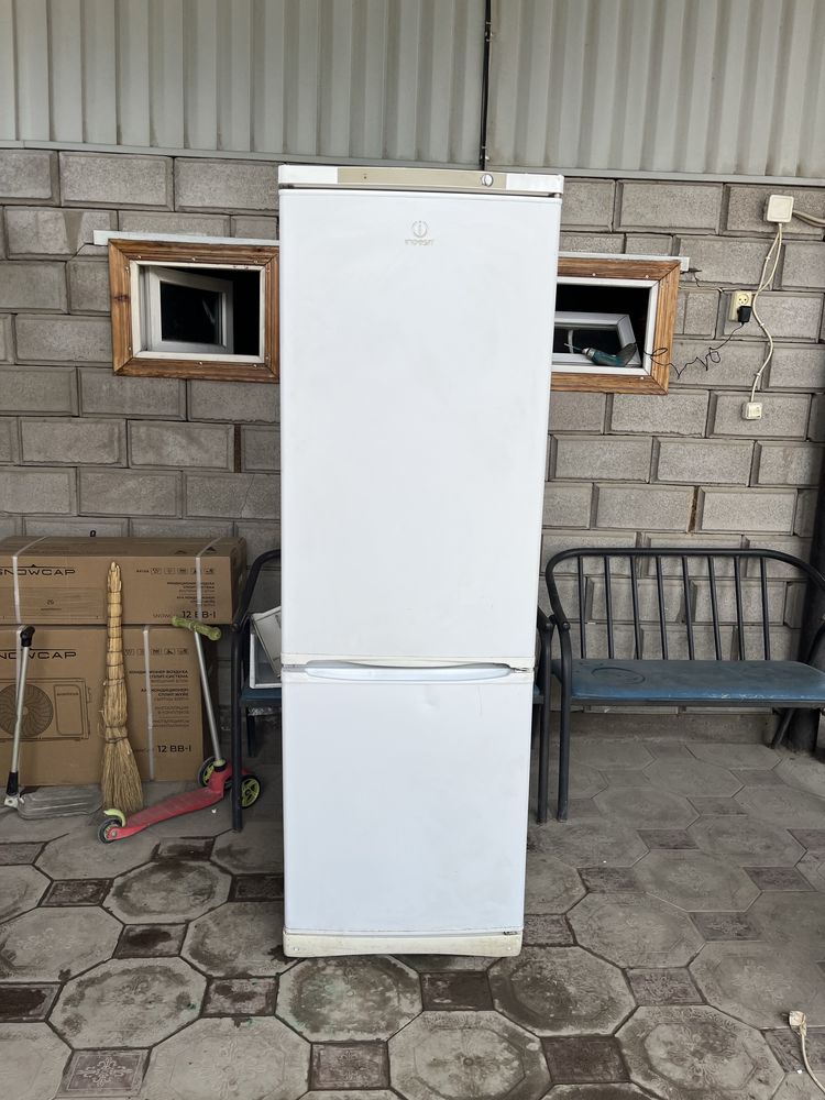 Холодильник indesit