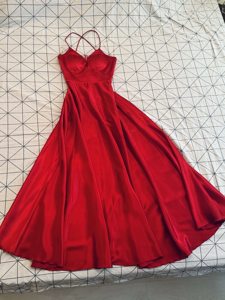 Червена, официална рокля