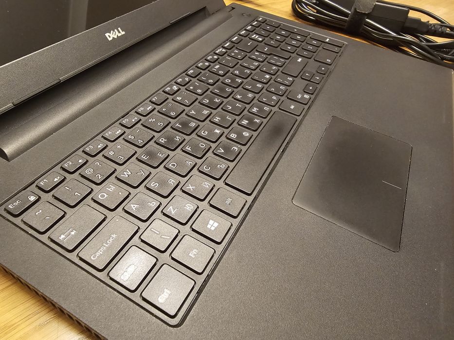 Лаптоп Dell Inspiron 15 с SSD и инсталиран Windows 10