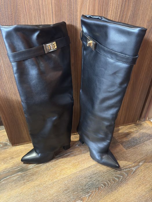 Високи ботуши на ток