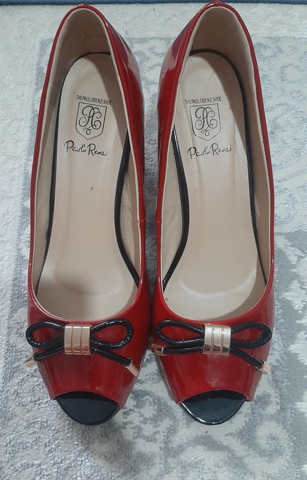 Жаздық аяқ киім киілген 2000 теңгеден