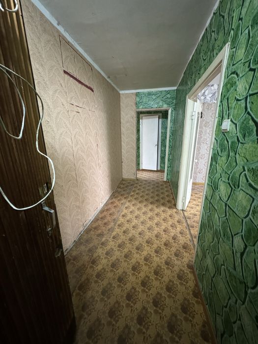 Продам 3-х комнатную квартиру 9мкр-33дом 1 этаж