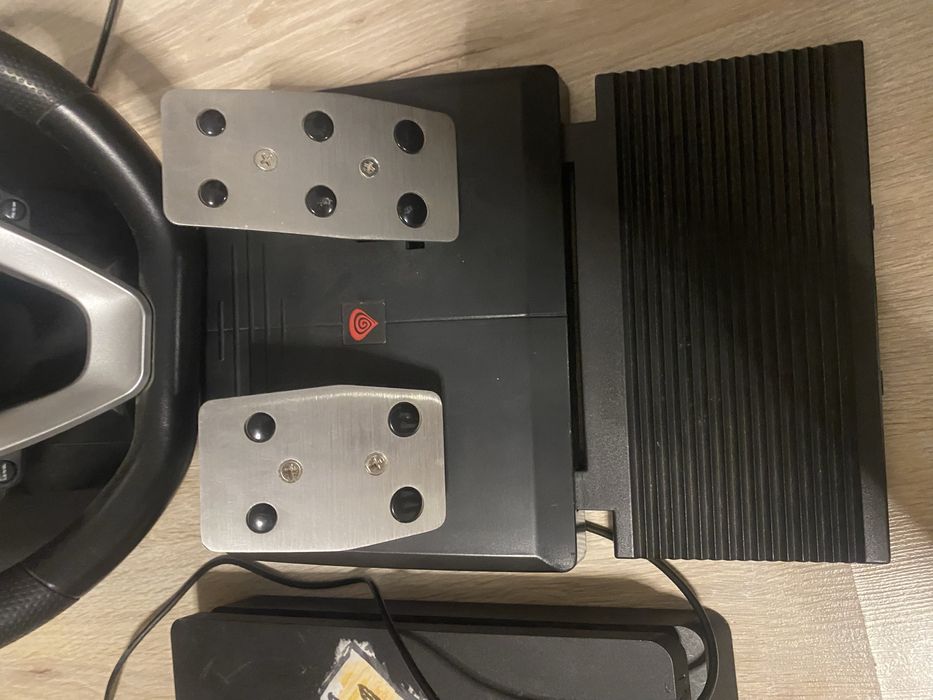 Pachet Gaming PS4 + Volan cu Pedale + Jocuri