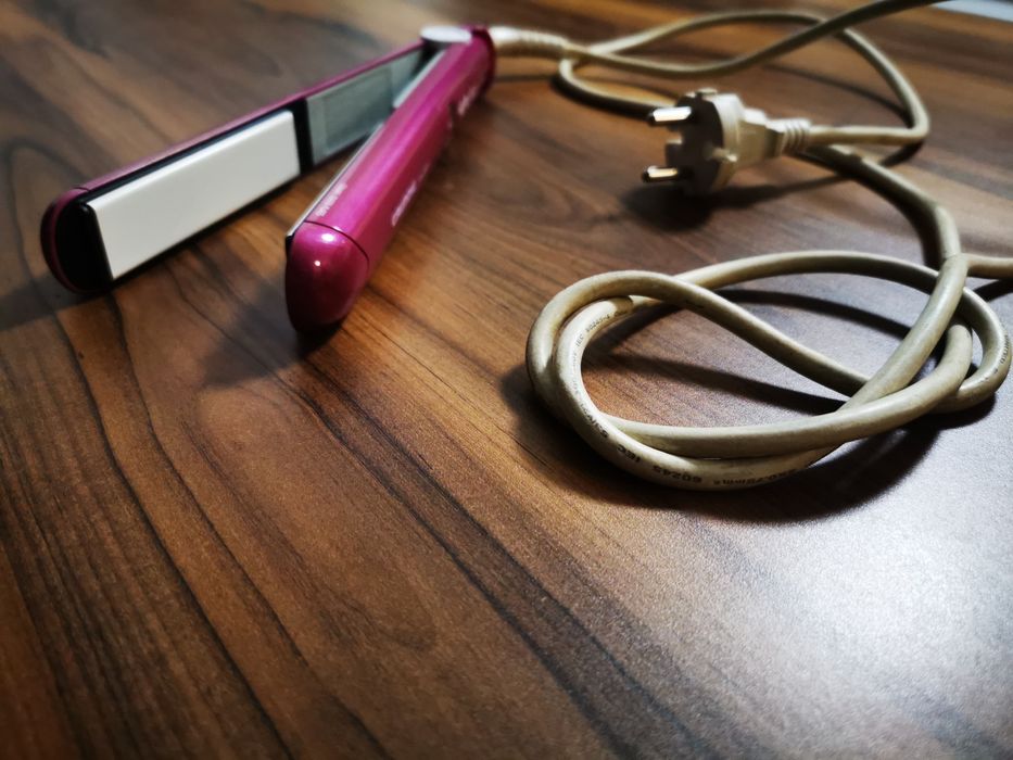 Placa de îndreptat parul GRUNDIG