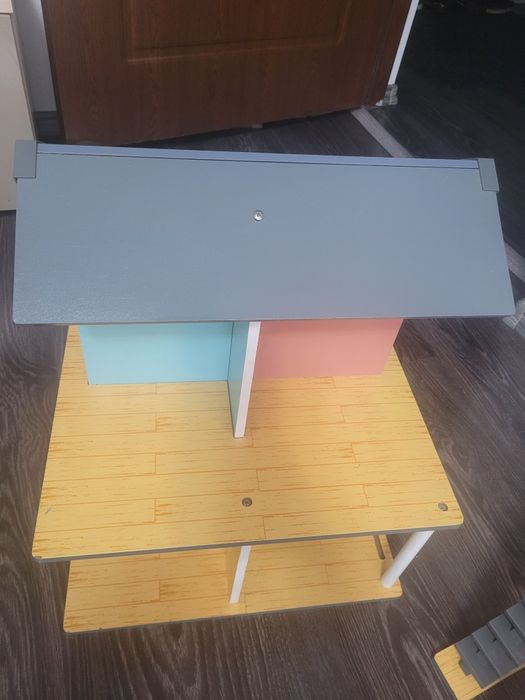 Vând casa de lemn pentru păpuși, cu accesorii