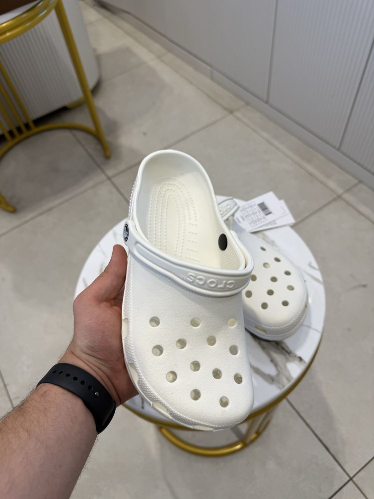 Стильные и удобные тапочки CROCS