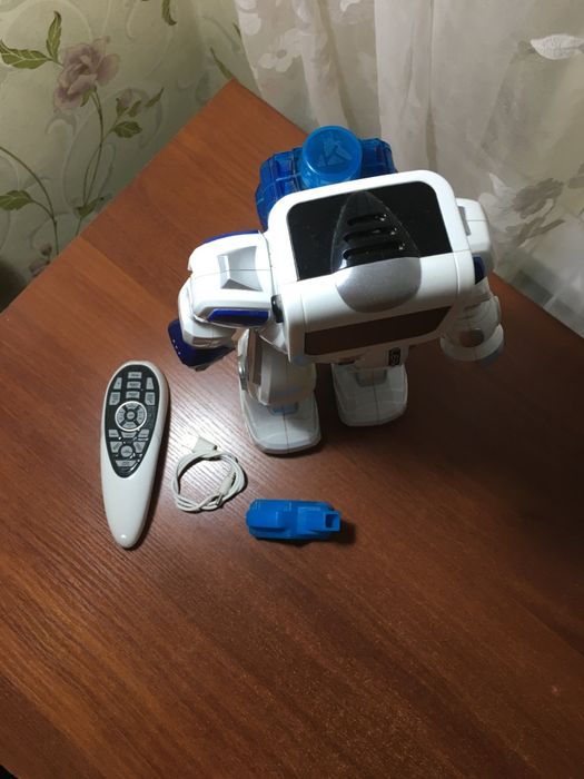 Продается робот на пульте управления