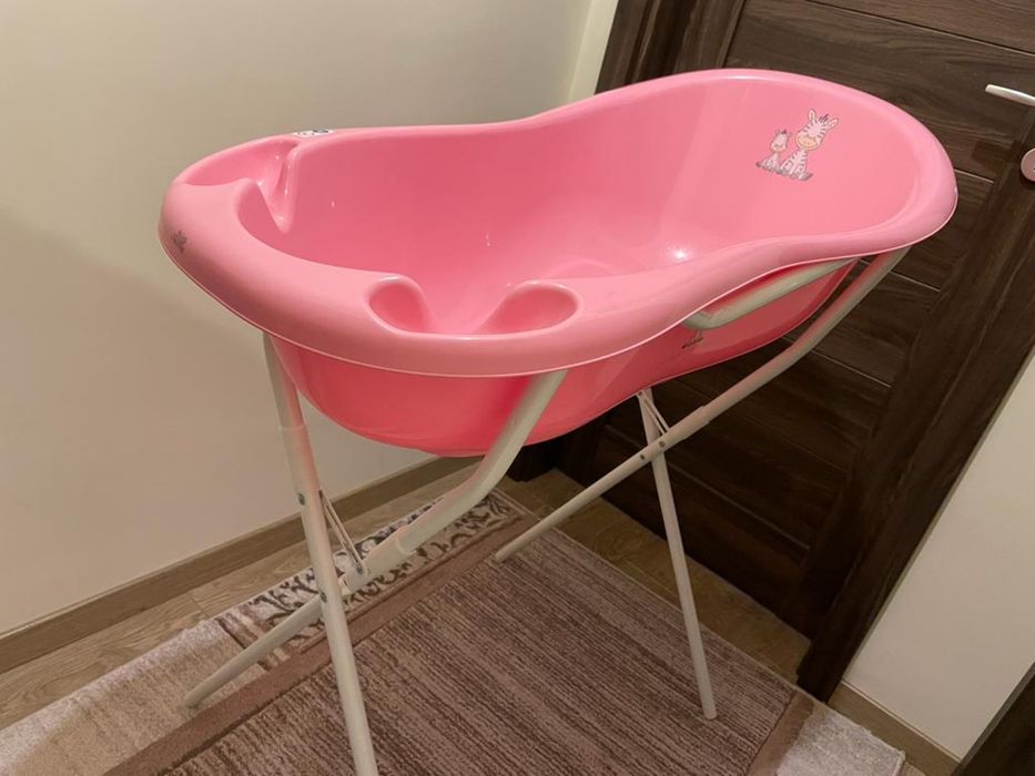 Cada de baita bebelusi cu suport metalic si suport anatomic