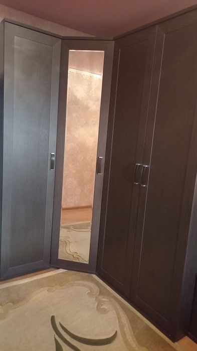 Угловой шифоньер для спальни