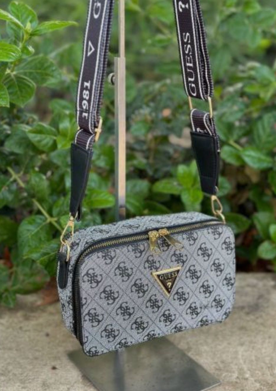 Малки чанти на GUESS