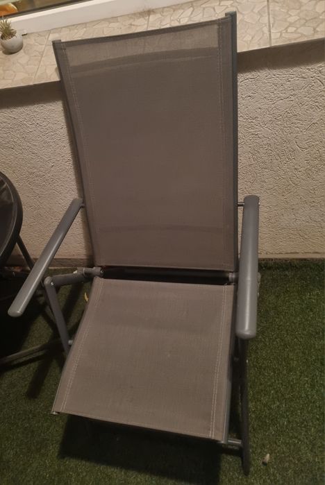 Градинска стъклена маса с 2 броя столове тип шезлонг,