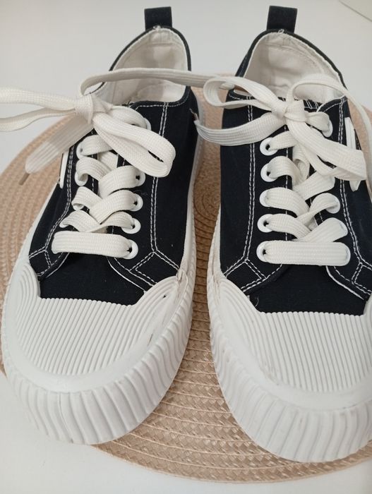 Teniși,purtați o singura dată