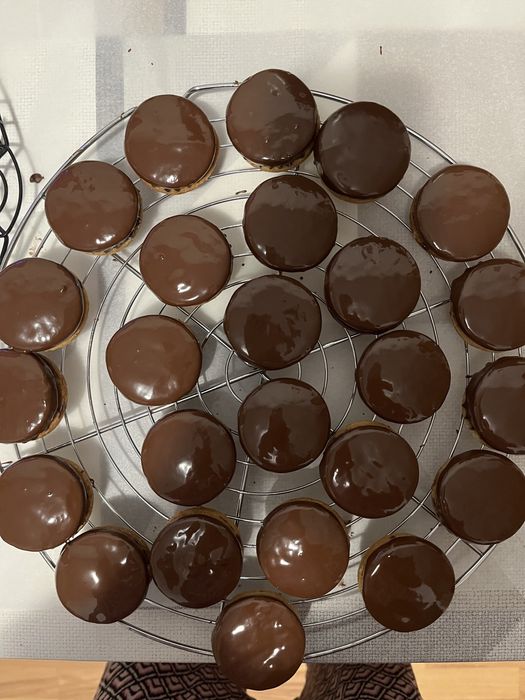 Prajituri de casa Islere cu nuca si crema de ciocolata fiarta