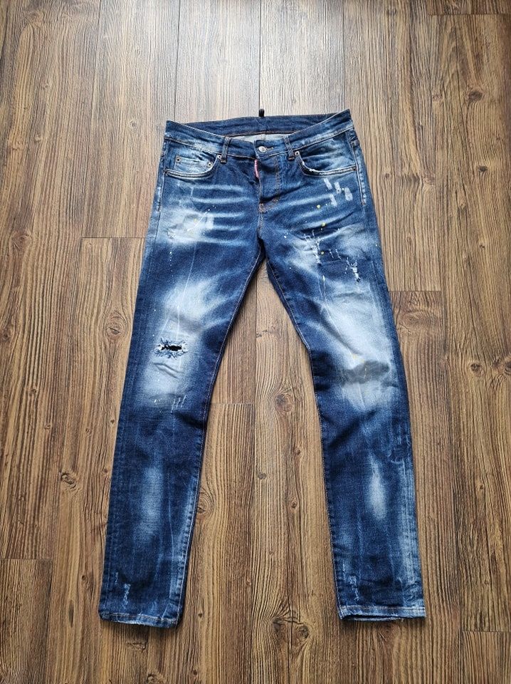 Страхотни мъжки дънки DSQUARED2 размер
48 / М, без забележки като нови