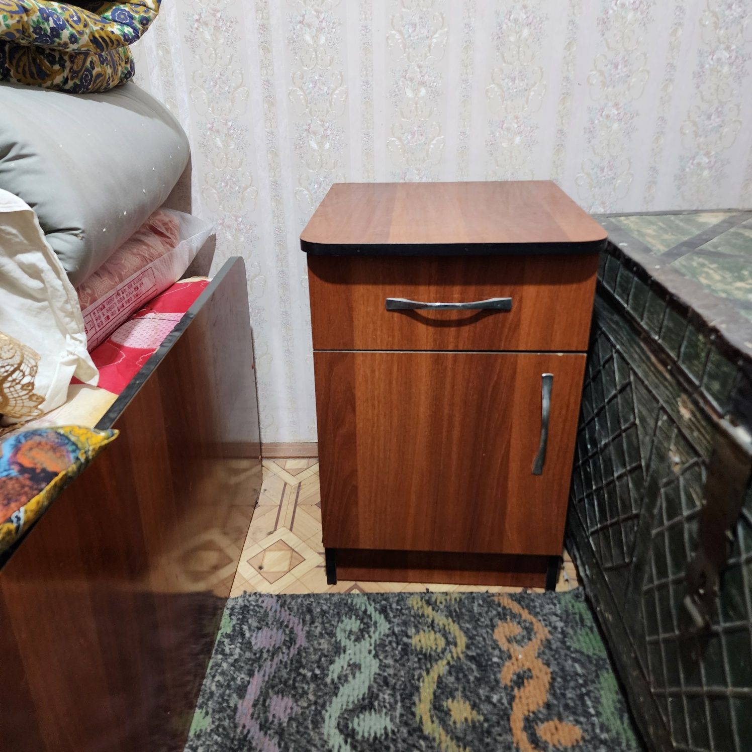 Кровать и тумбочка