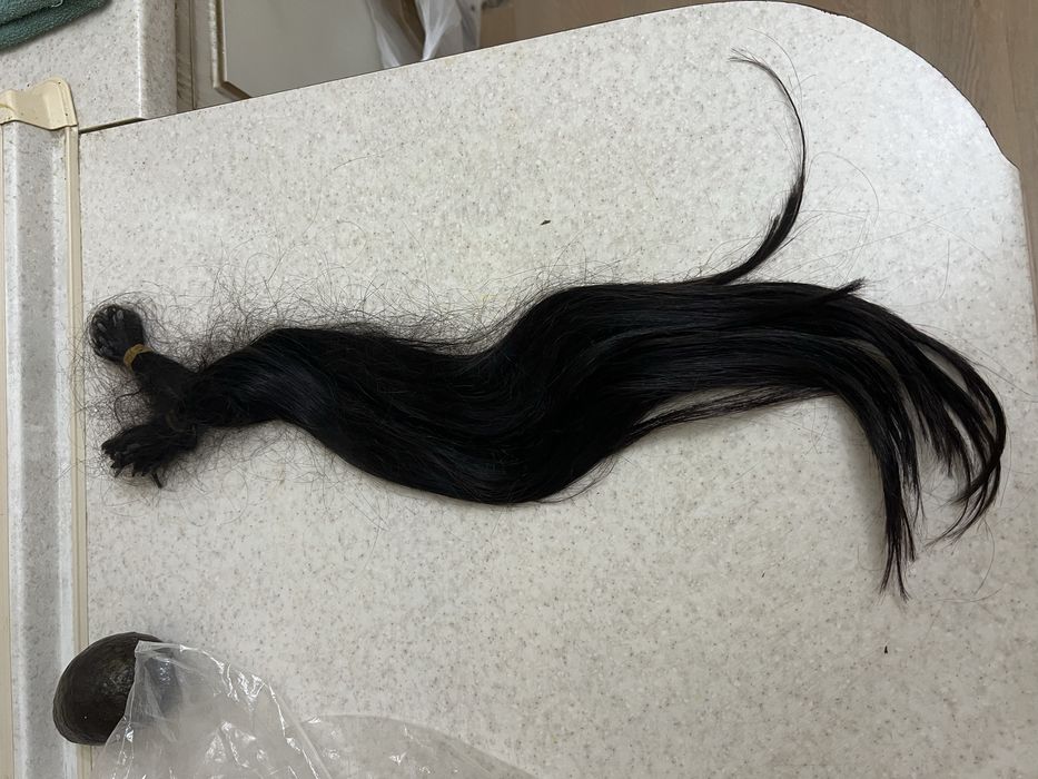 Продам натуральные волосы длинные 70 см .капсул примерно 150,180