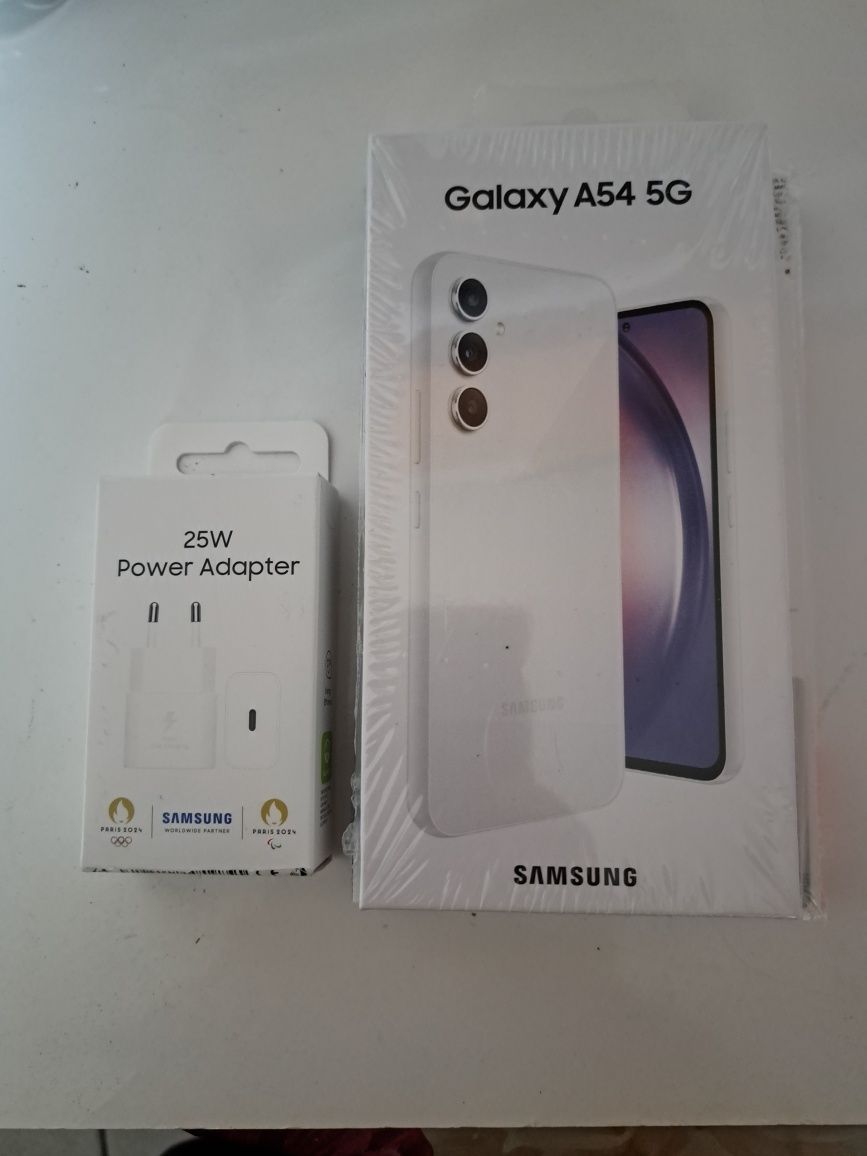 Продавам чисто нов запечатан Samsung A 54 8GB/256GB 5G.
