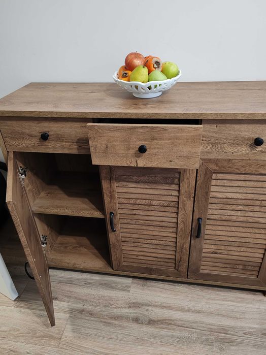 Шкаф-бюфет MANDERUP в отлично състояние.