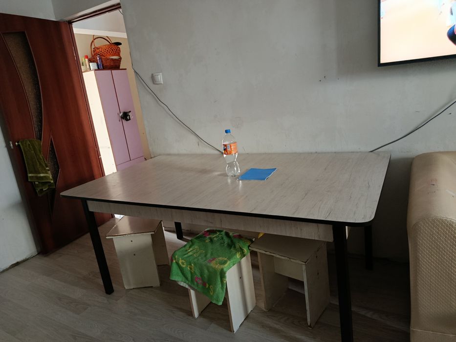 Стол сатылады. Багасы келисимди